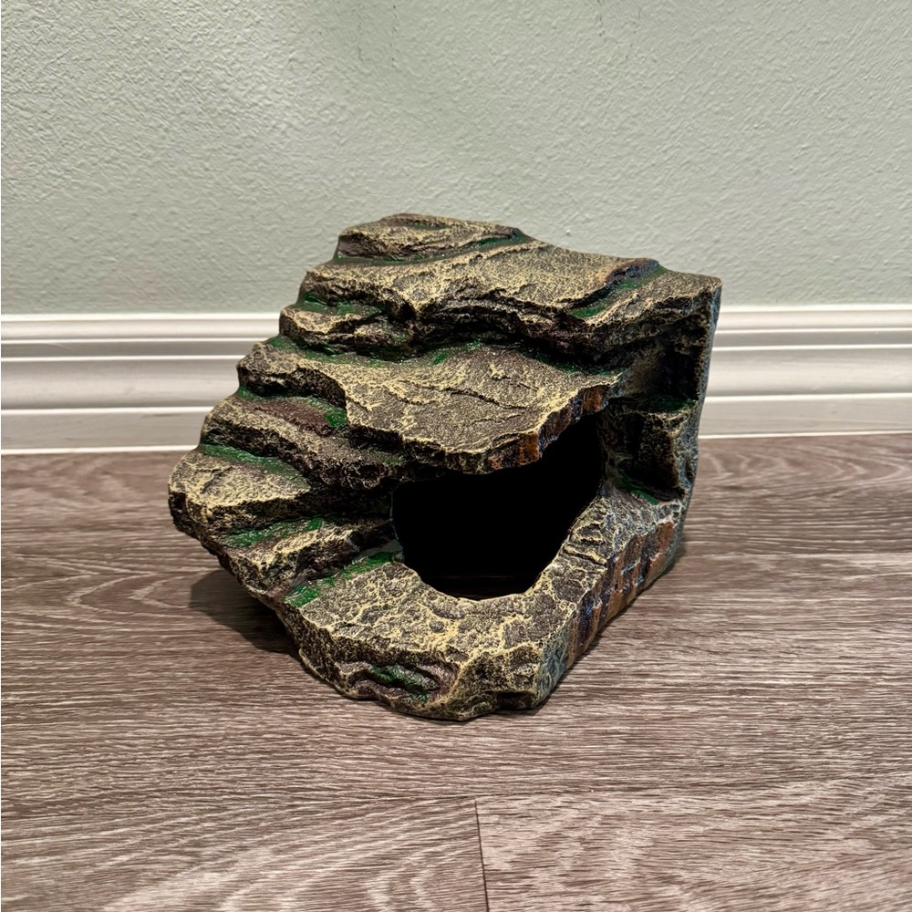 Komodo Corner Hut Reptile Hideout, Medium
Made of high-density resin